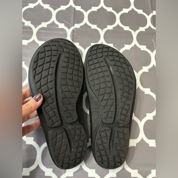 OOFOS WOMEN'S OOLALA LUXE SANDAL IN FROST Flip Flops Size 8 - Picture 4 of 4